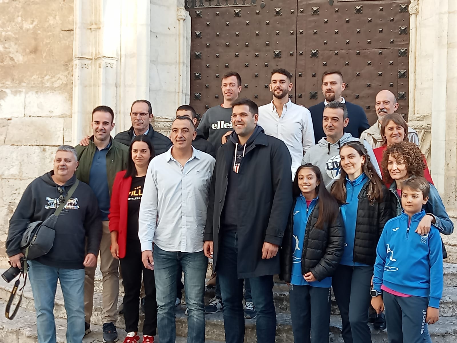 El V74 con Felipe Reyes en una de las puertas de Santiago