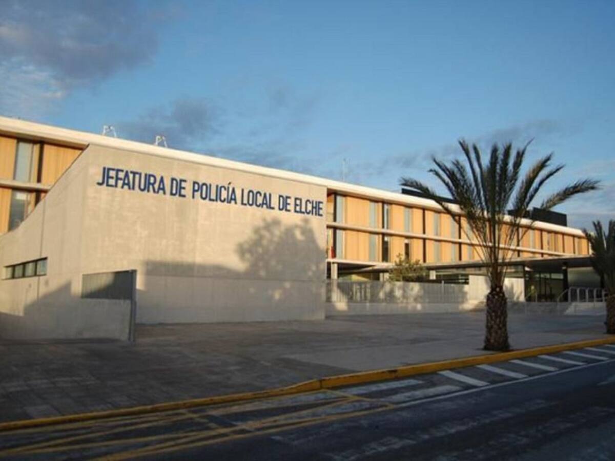 Un conductor da positivo en un control de alcoholemia y agrede a un agente al intentar huir