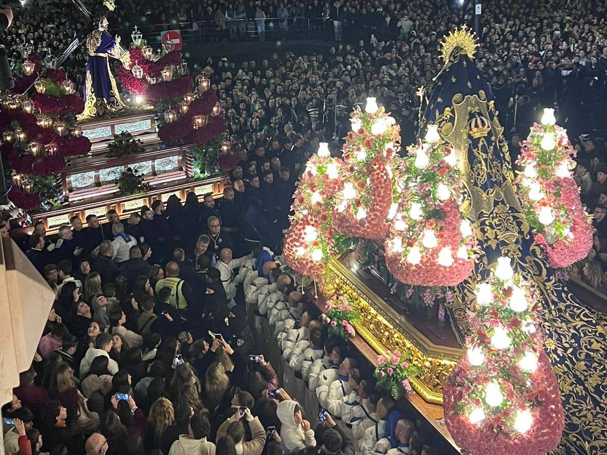 Jesús Nazareno sale al paso de la Dolorosa en el Encuentro más multitudinario