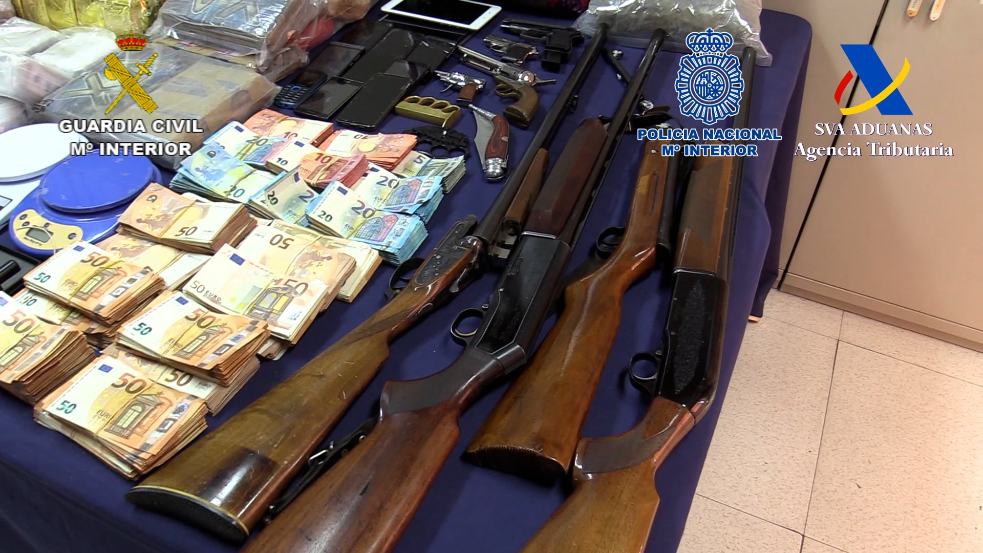 Imagen del dinero intervenido y las armas de fuego