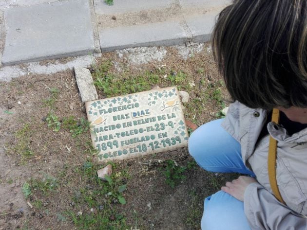 Placa de uno de los represaliados de la Guerra Civil en el cementerio de Toledo