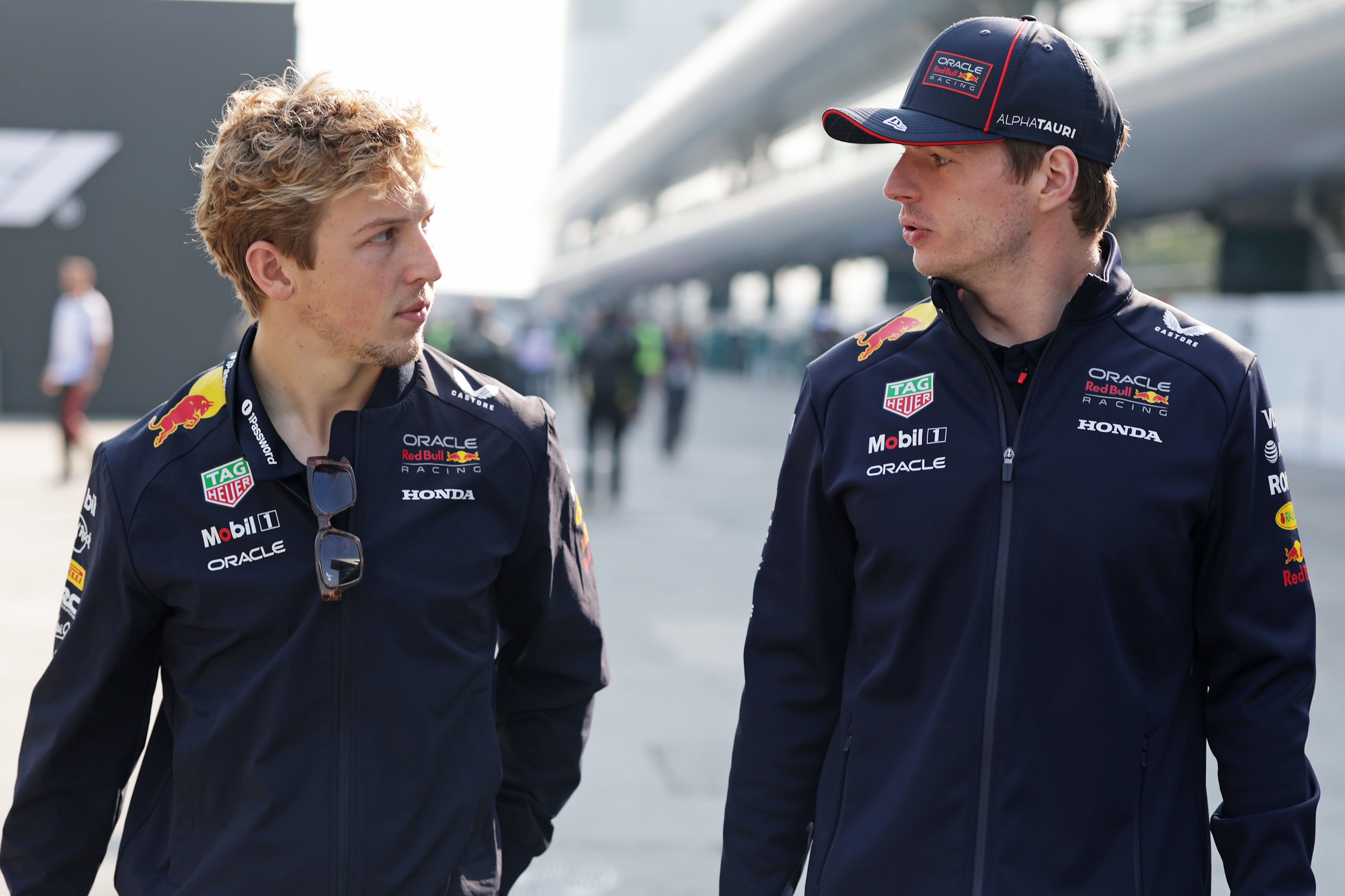 Liam Lawson y Max Verstappen, durante el GP de China