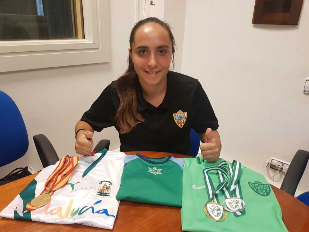 Vanesa Salinas con sus tesoros futbolísticos.