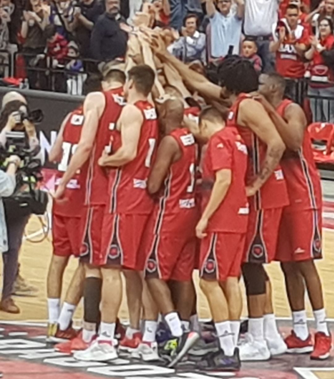 Los jugadores de Tecnyconta celebran la victoria a Manresa