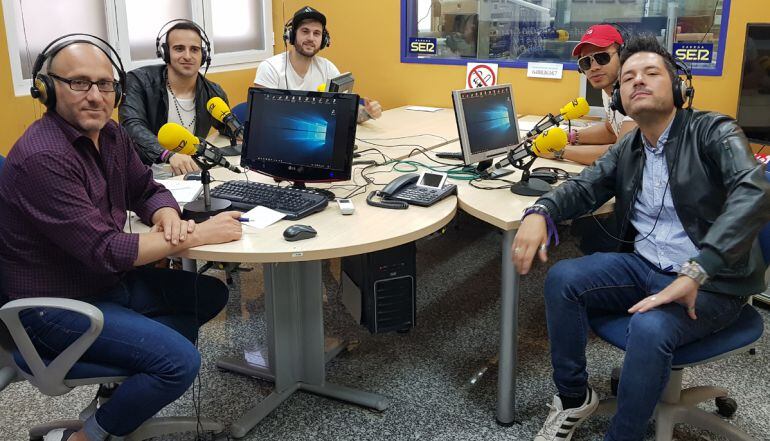 Miembros de la orquesta La Tentación en Radio Granada entrevistados por Rafael Troyano