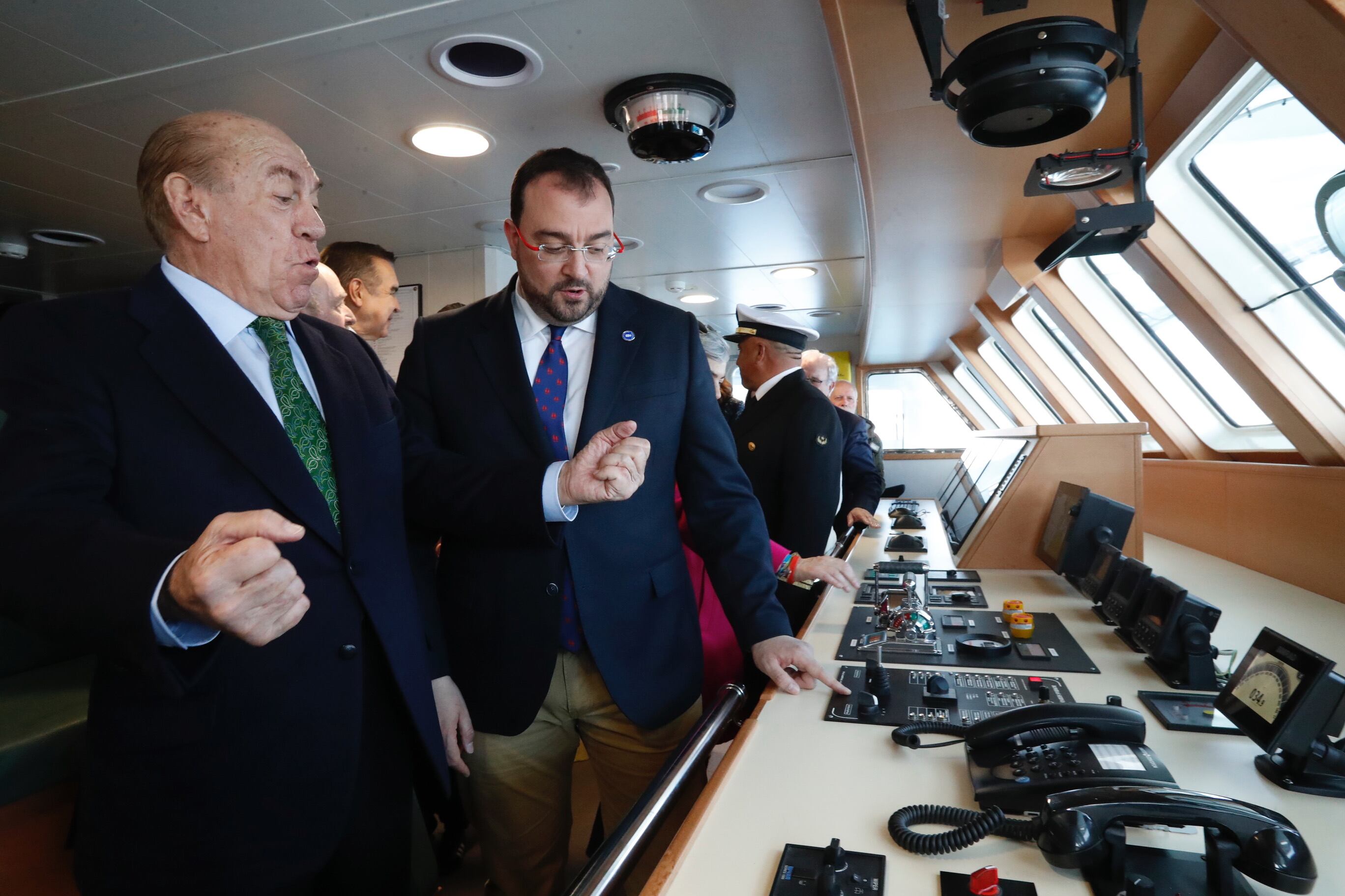 El empresario Antonio Suárez y el presidente Barbón, en el puente de mando del &#039;María de Jesús&#039;.