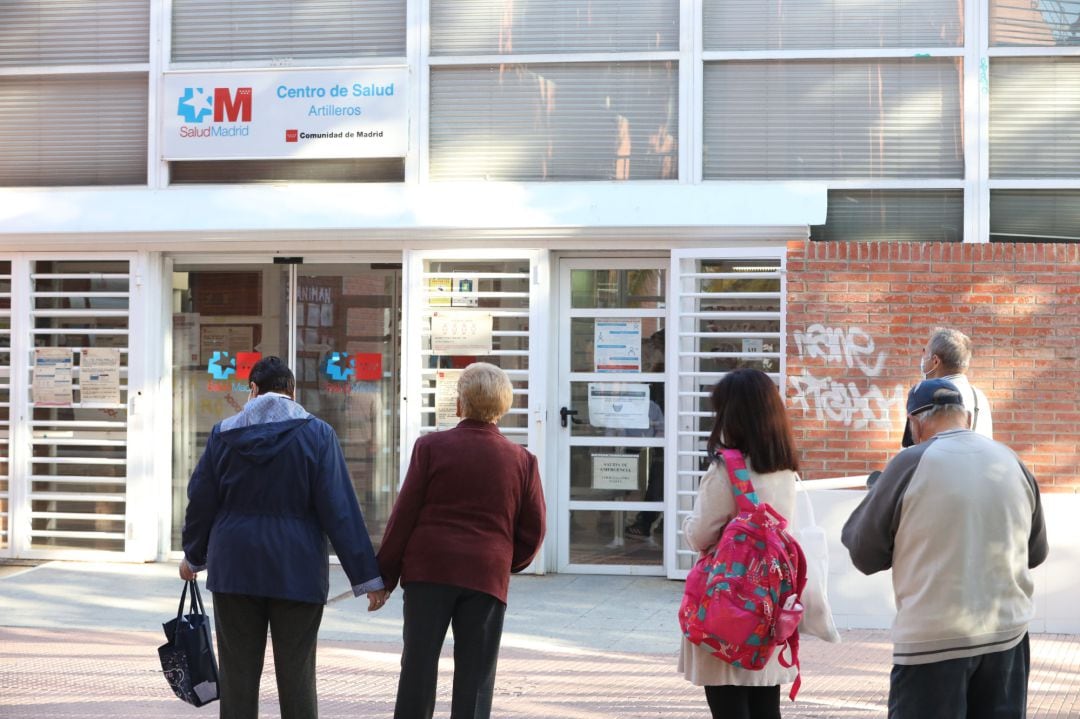 Varias personas hacen cola en el Centro de Salud