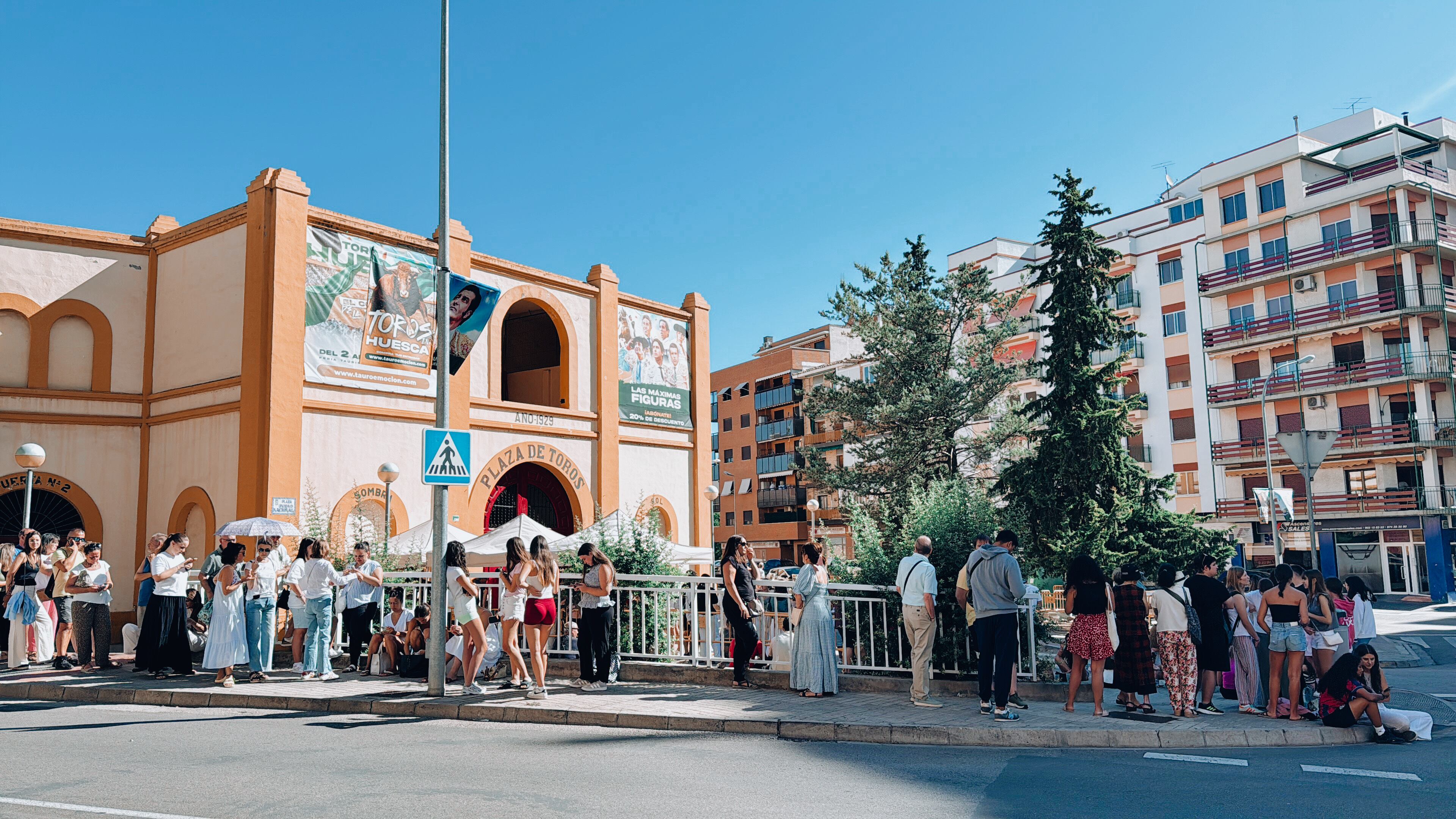 Largas filas en la plaza de toros de Huesca para conseguir entradas sueltas