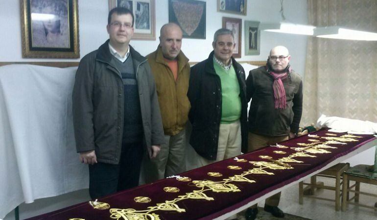 El hermano mayor de La Sagrada Lanzada, Miguel Calzado -segundo por la derecha-, junto a otros miembros de la junta de gobierno en el taller de bordados de Genoveva Rodríguez