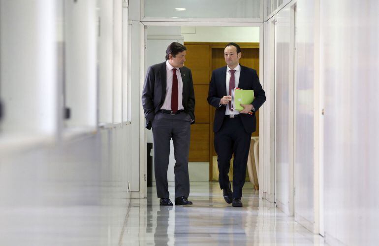 El presidente Javier Fernández y el consejero de Presidencia intercambian impresiones en los pasillos de la sede del gobierno en Oviedo.