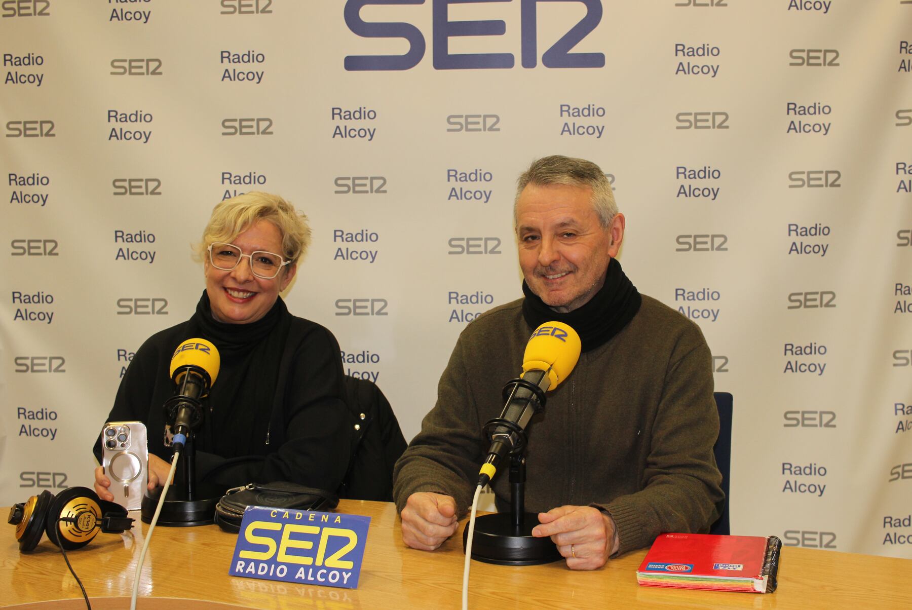 Paqui Javaloyes y Paco Seguí, vicepresidenta y presidente de la Asociación de Vecinos del Ensanche, en el estudio central de Radio Alcoy