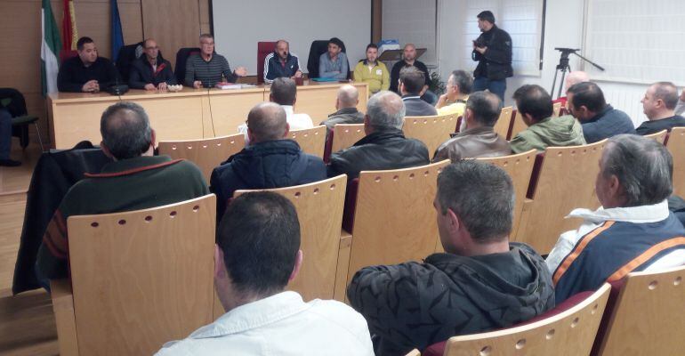 Asamblea de los trabajadores de la recogida de basuras en el salón de actos de la Delegación de Salud.