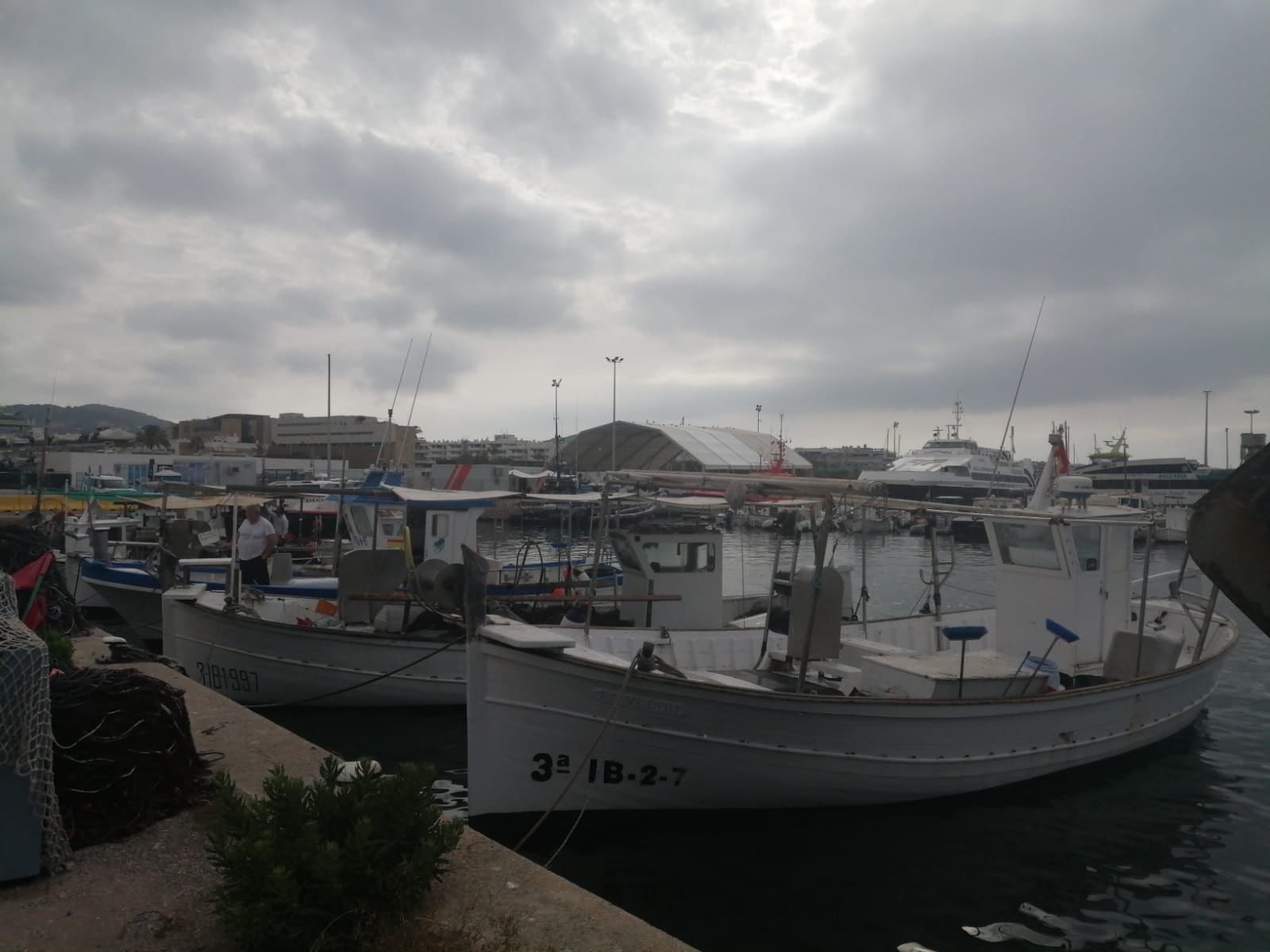 Imagen de archivo de embarcaciones de pesca en el puerto de Ibiza