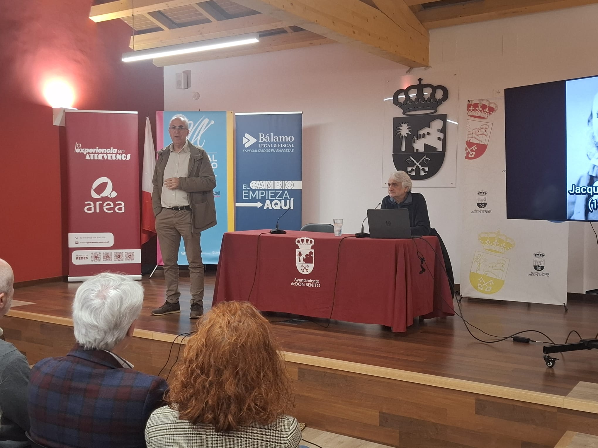 Ricard Reguant presenta su enciclopedia de teatro musical en Don Benito