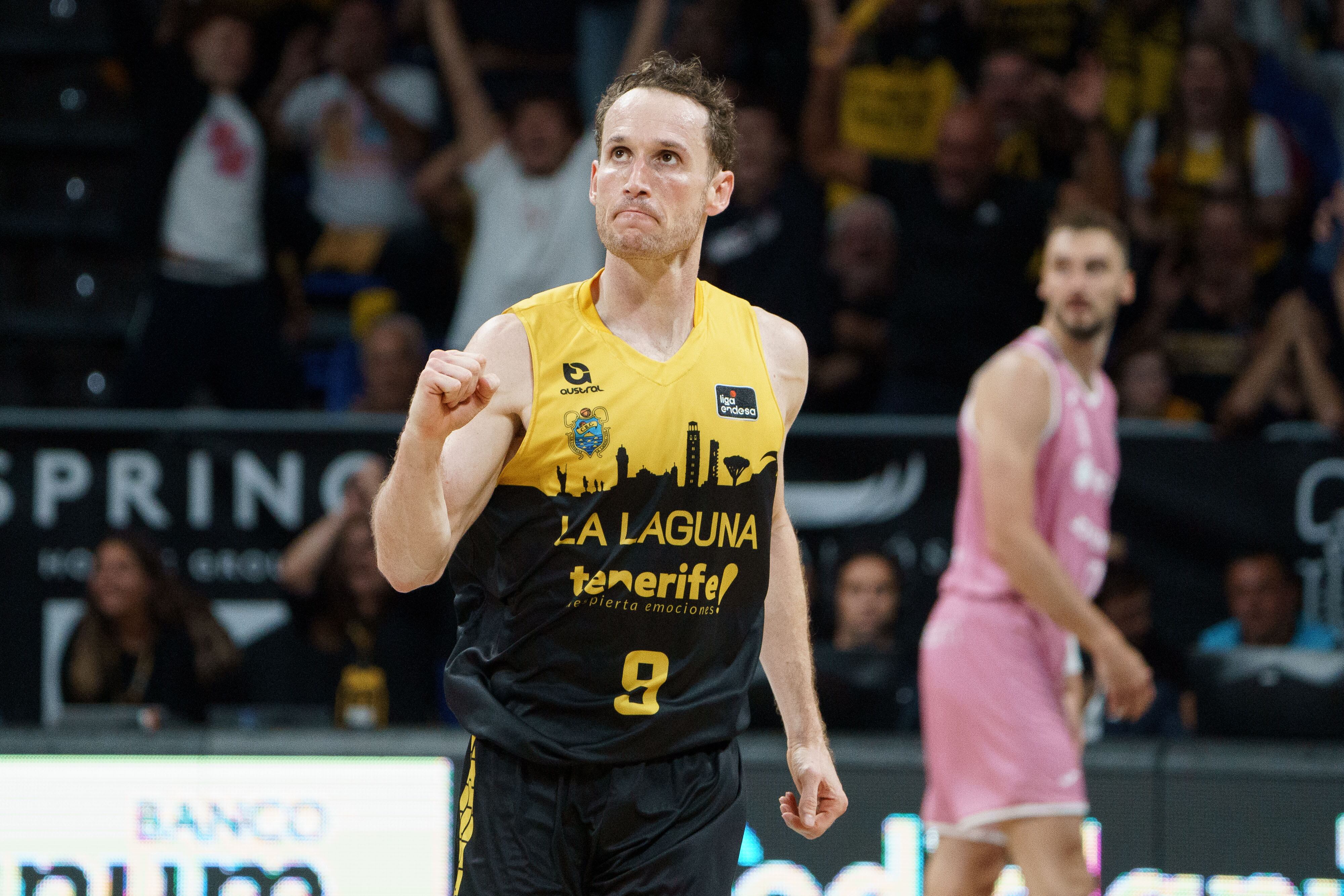 GRAFCAN715. LA LAGUNA (TENERIFE), 02/06/2025.- El base de La Laguna Tenerife Marcelinho Huertas celebra un triple durante el primer partido de la eliminatoria de cuartos de final de la Liga Endesa que se disputó este lunes en el pabellón Santiago Martín de La Laguna (Tenerife) ante el Joventut Badalona. EFE/Ramón de la Rocha