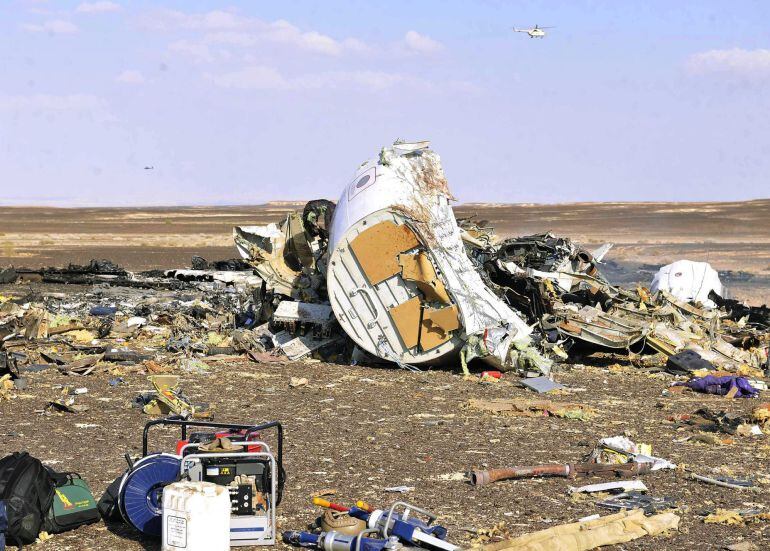 Fotografía de archivo que muestra restos del avión ruso que se estrelló en el Sinaí en Egipto.