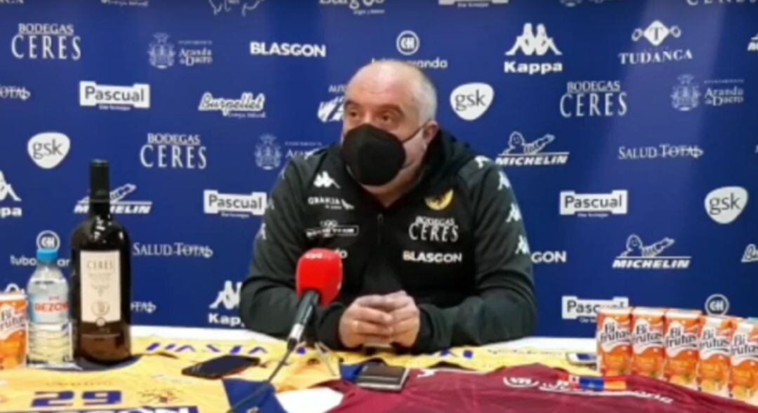 El entrenador asturiano, Alberto Suárez, en la rueda de prensa posterior al derbi ante Nava.