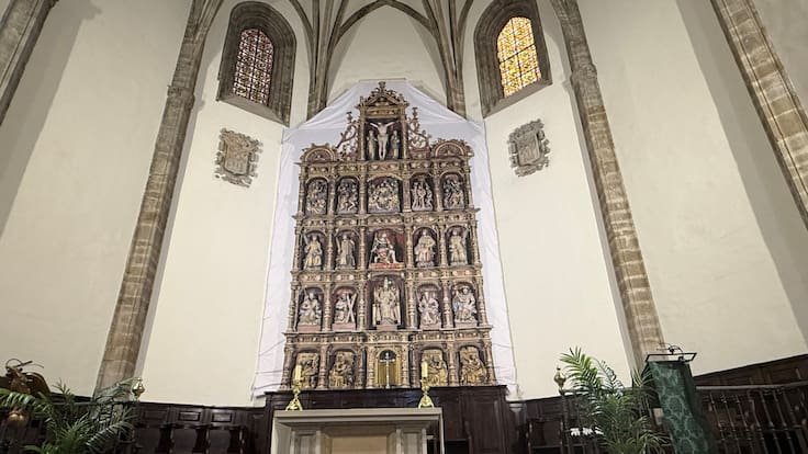 La iglesia de San Pedro de Ariznoa culmina la primera fase de restauración del retablo mayor