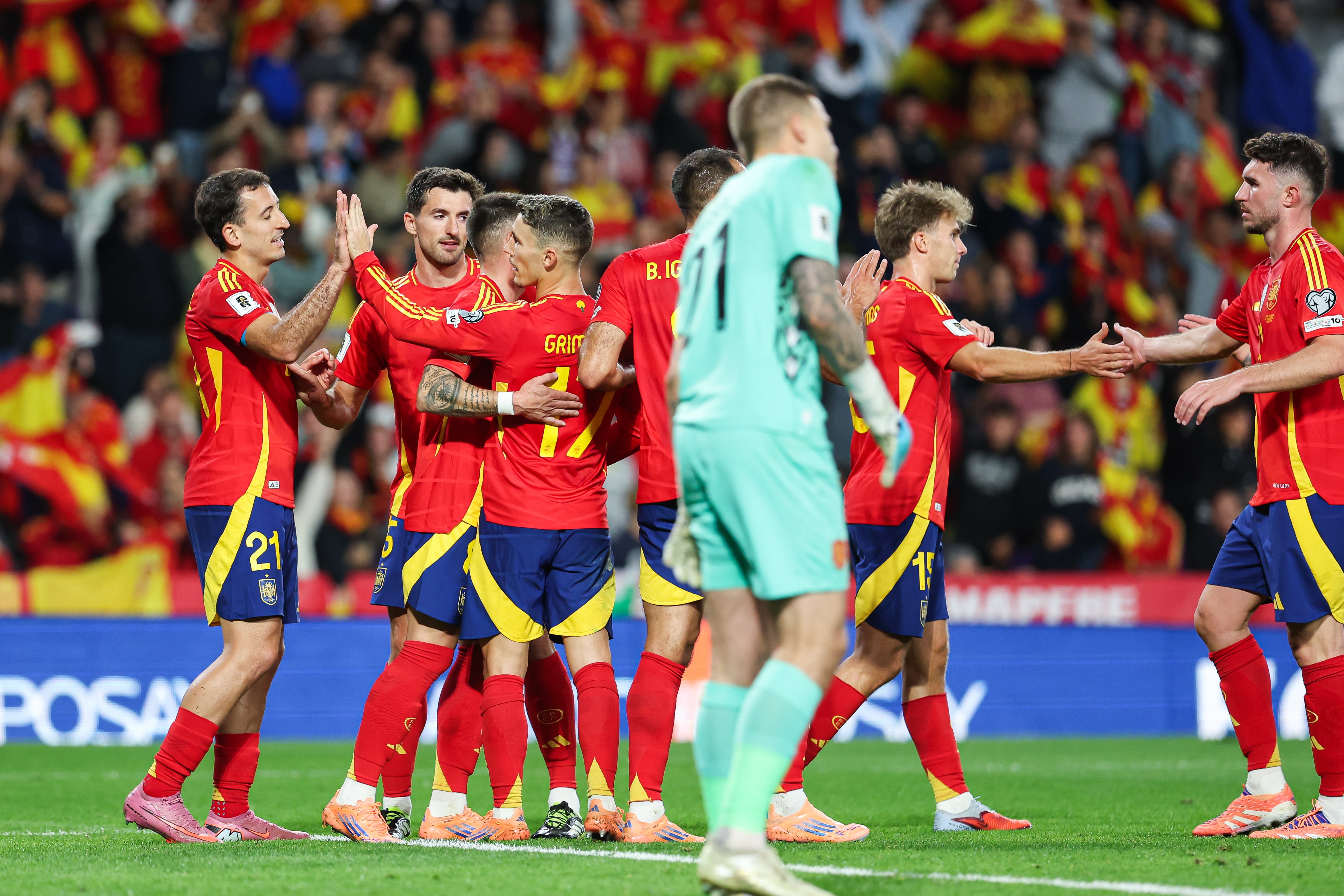 Los jugadores de la selección española celebrando el último gol del partido. (Photo By Irina R. Hipolito/Europa Press via Getty Images)
