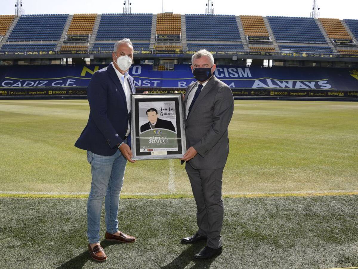 Ruiz Boix recibe el cartel del Cádiz-Getafe dedicado a Juan Luis Galiardo