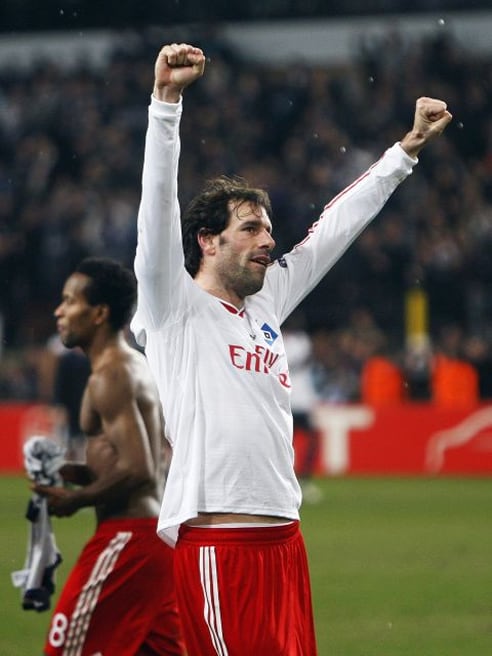 Van Nistelrooy celebra uno de sus goles con el Hamburgo