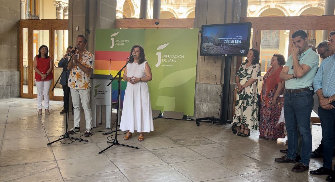 Momentos durante la interpretación de la canción Detrás del Arcoiris en el acto del Día del Orgullo de la Diputación de Jaén