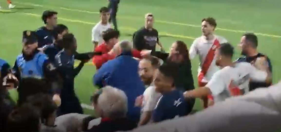 Imágenes la pelea en el partido de fútbol regional entre el PDC y la UD Valterra en Lanzarote.