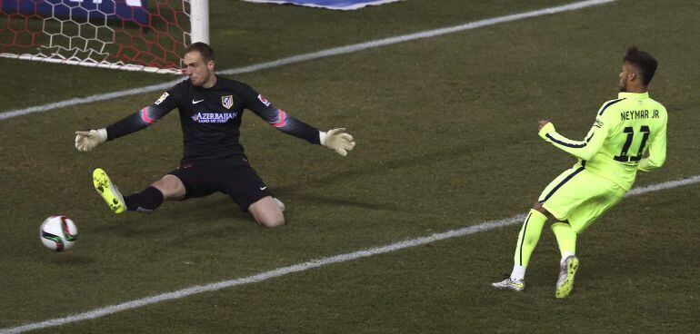 El delantero brasileño del F. C. Barcelona, Neymar, golpea el balón ante el guardameta esloveno del At. de Madrid, Jan Oblak, consiguiendo el tercer gol del equipo blaugrana, durante el encuentro correspondiente a la vuelta de los cuartos de final de la C