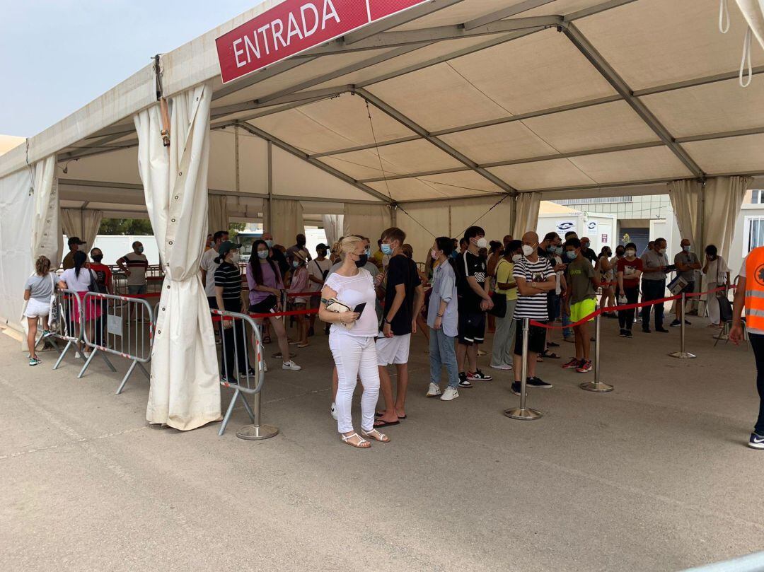 11-08-2021 Colas para vacunarse este miércoles en Son Dureta.. 
 Centenares de personas han acudido a los puntos de vacunación masiva de la COVID-19 de Baleares en el primer día sin cita previa a la población general.
 
 SALUD ESPAÑA EUROPA ISLAS BALEARE