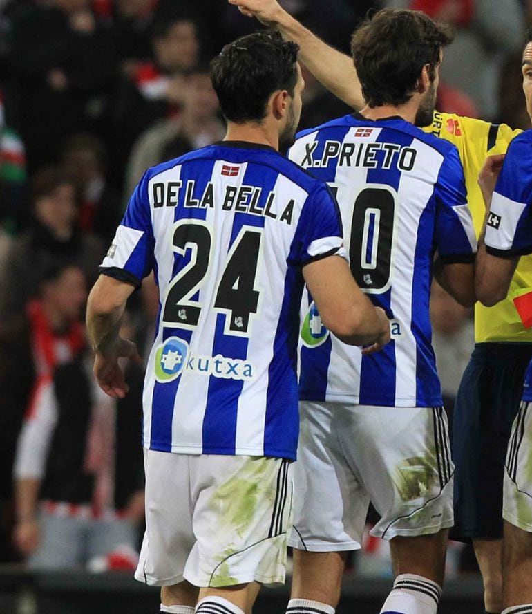 GRA495. BILBAO, 28/04/2015.- Los jugadores de La Real Sociedad protestan al árbitro Martínez Munuera, durante el encuentro correspondiente a la jornada 34 de Primera División que Athletic Club y Real Sociedad disputan esta noche en el estadio de San Mamés. EFE/Luis Tejido.