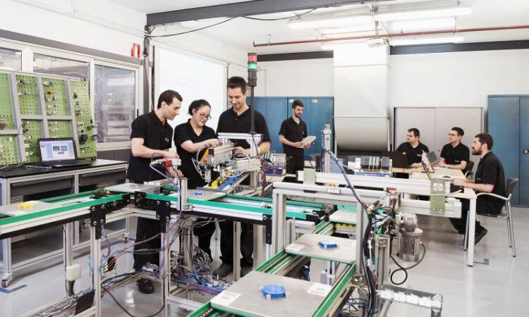 Estudiantes en un módulo de FP de mecánica y electrónica