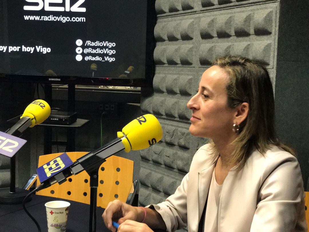 Ethel Vázquez en los estudios de Radio Vigo