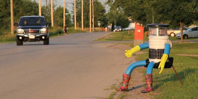 Hitchbot, haciendo autoestop.