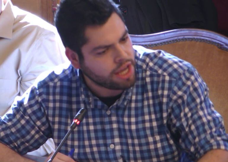 El concejal de Economía, Rubén Rosón, en el pleno extraordinario de aprobación del convenio con el Ente Tributario del Principado para la gestión de la recaudación municipal.