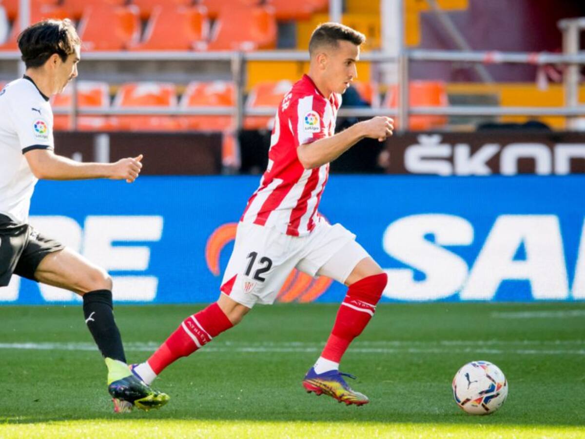 Un fallo de Unai Simón frustra la remontada del Athletic en Mestalla