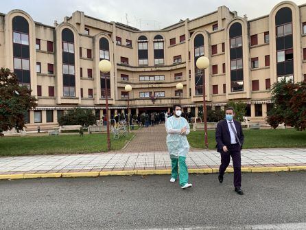 El director médico de la GASBI y el director de la Residencia Las Encinas