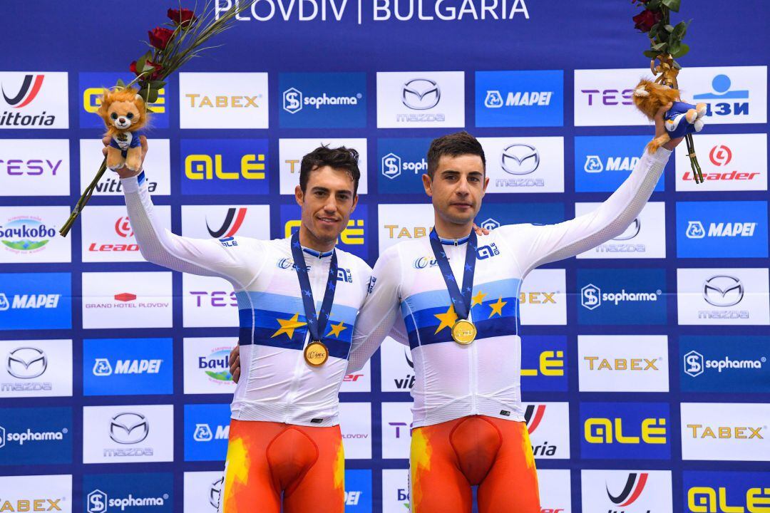 Albert Torres i Sebastià Mora al moment de rebre les medalles d&#039;or en imposar-se a la prova de Madison de l&#039;Europeu de ciclisme en pista.