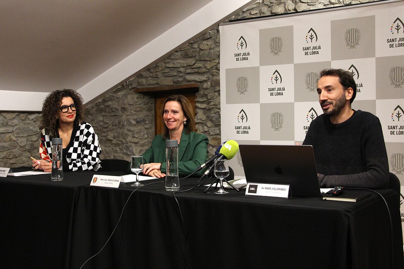 La cap d'Activitats Culturals del comú de Sant Julià de Lòria, Laura Rogé; la cònsol menor de Sant Julià de Lòria, Mireia Codina, i el director creatiu de Blit, Marc Colomines, en la presentació de la proposta d'aquest any d''Els Pastorets'.