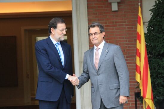 Mariano Rajoy rep Artur Mas a l'entrada del Palau de la Moncloa