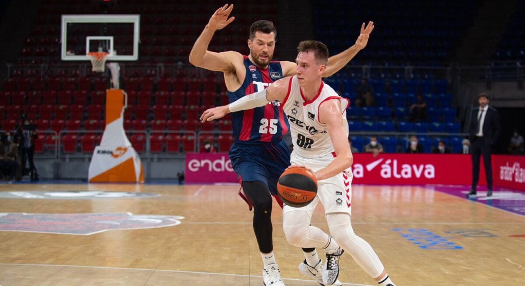 Peters y Kulboka en un lance del partido.