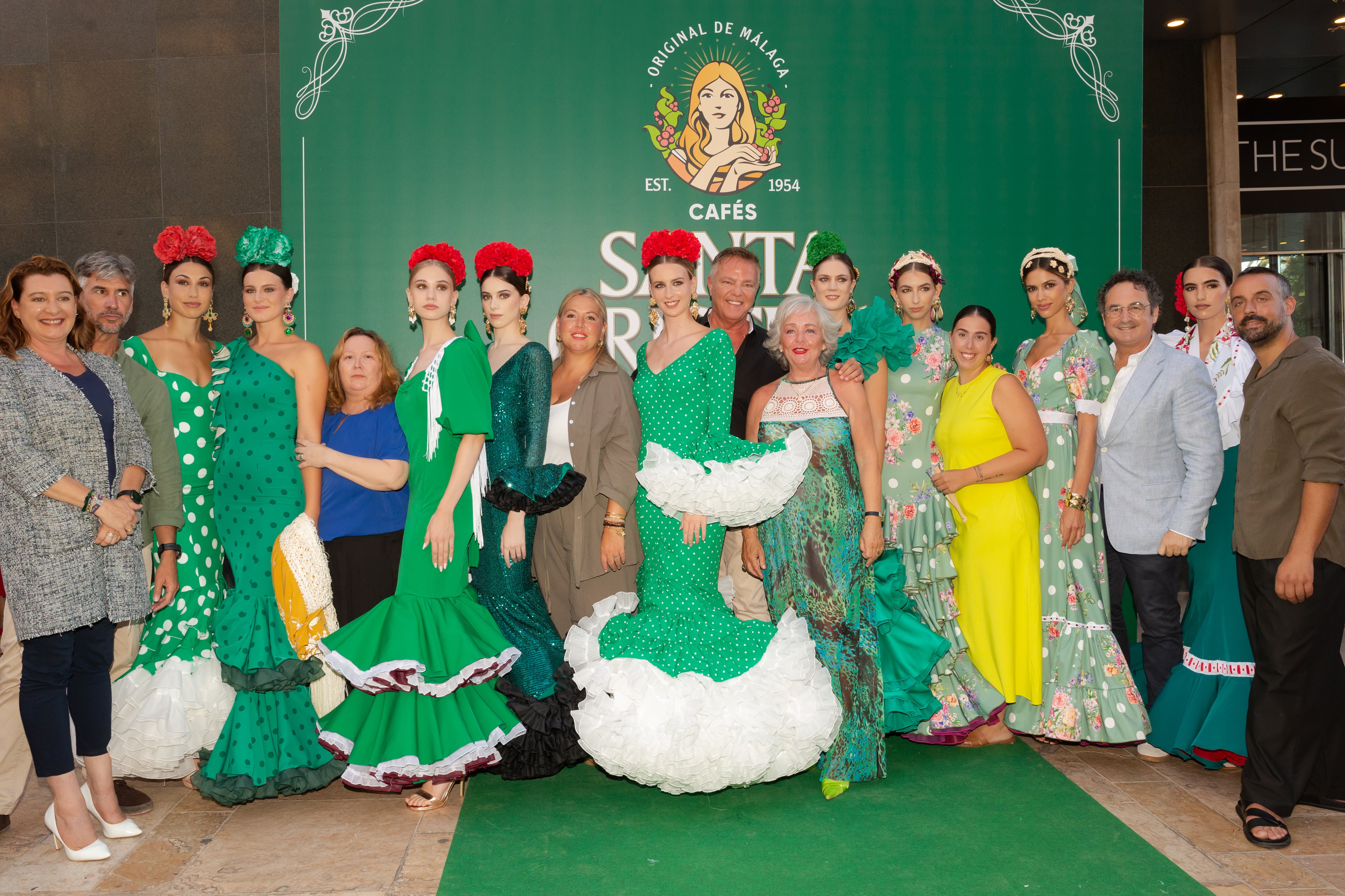 Foto desfile, diseñadores y autoridades Moda Flamenca Cafés Santa Cristina - Málaga de Moda