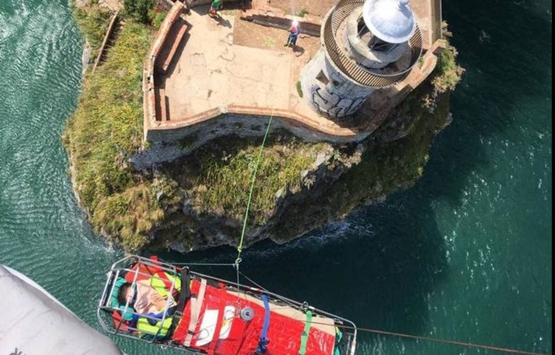 Rescate en el Faro del Caballo (Santoña)