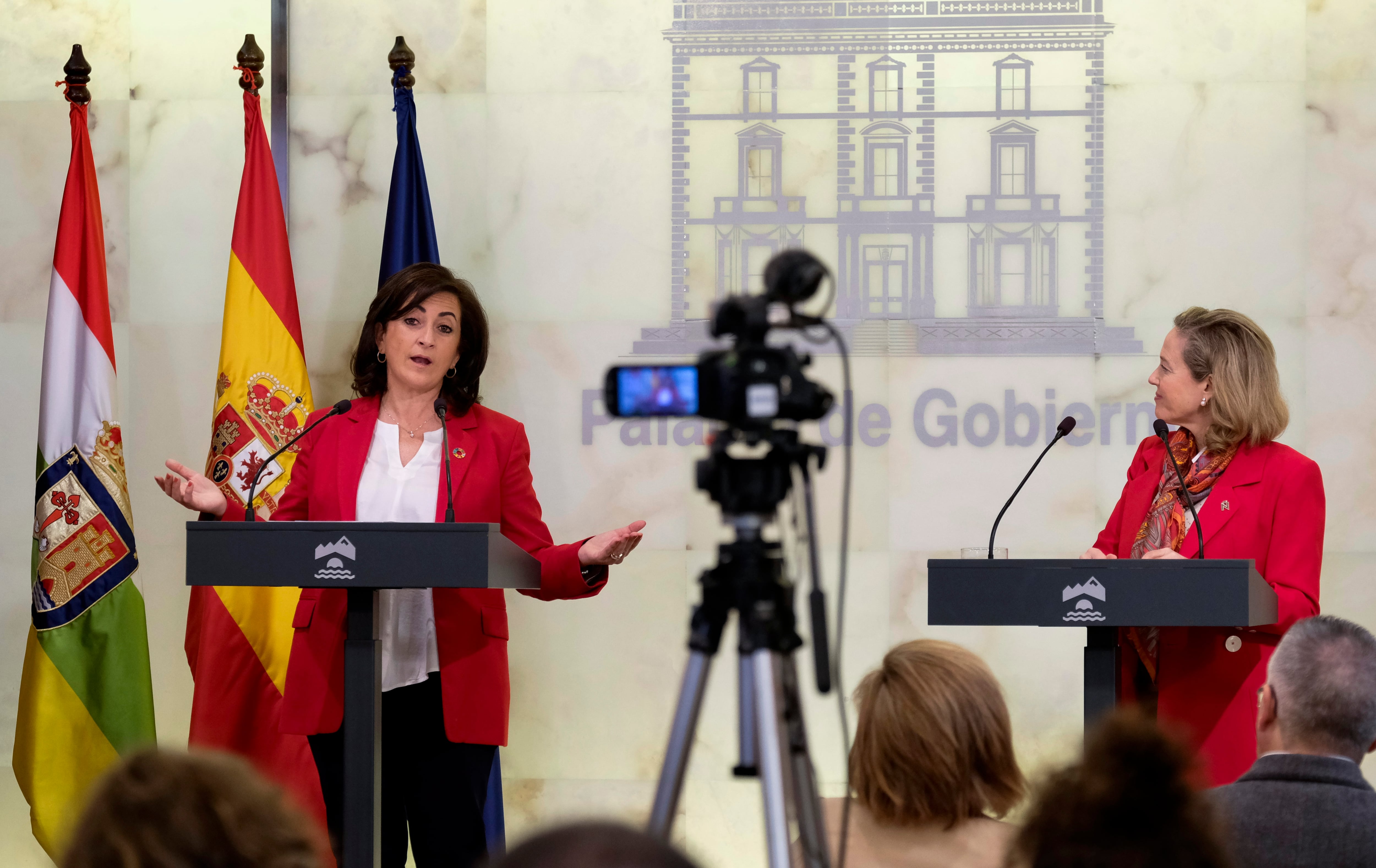 LOGROÑO, 25/03/2023.- La presidenta del Gobierno de La Rioja, Concha Andreu (i), y la vicepresidenta primera y ministra de Asuntos Económicos y Transformación Digital, Nadia Calviño (d), durante la reunión de trabajo que han mantenido este sábado en Logroño en la que han tratado asuntos como la situación económica y el Valle de la Lengua, proyecto vinculado al español como motor de competitividad. EFE/Fernando Díaz
