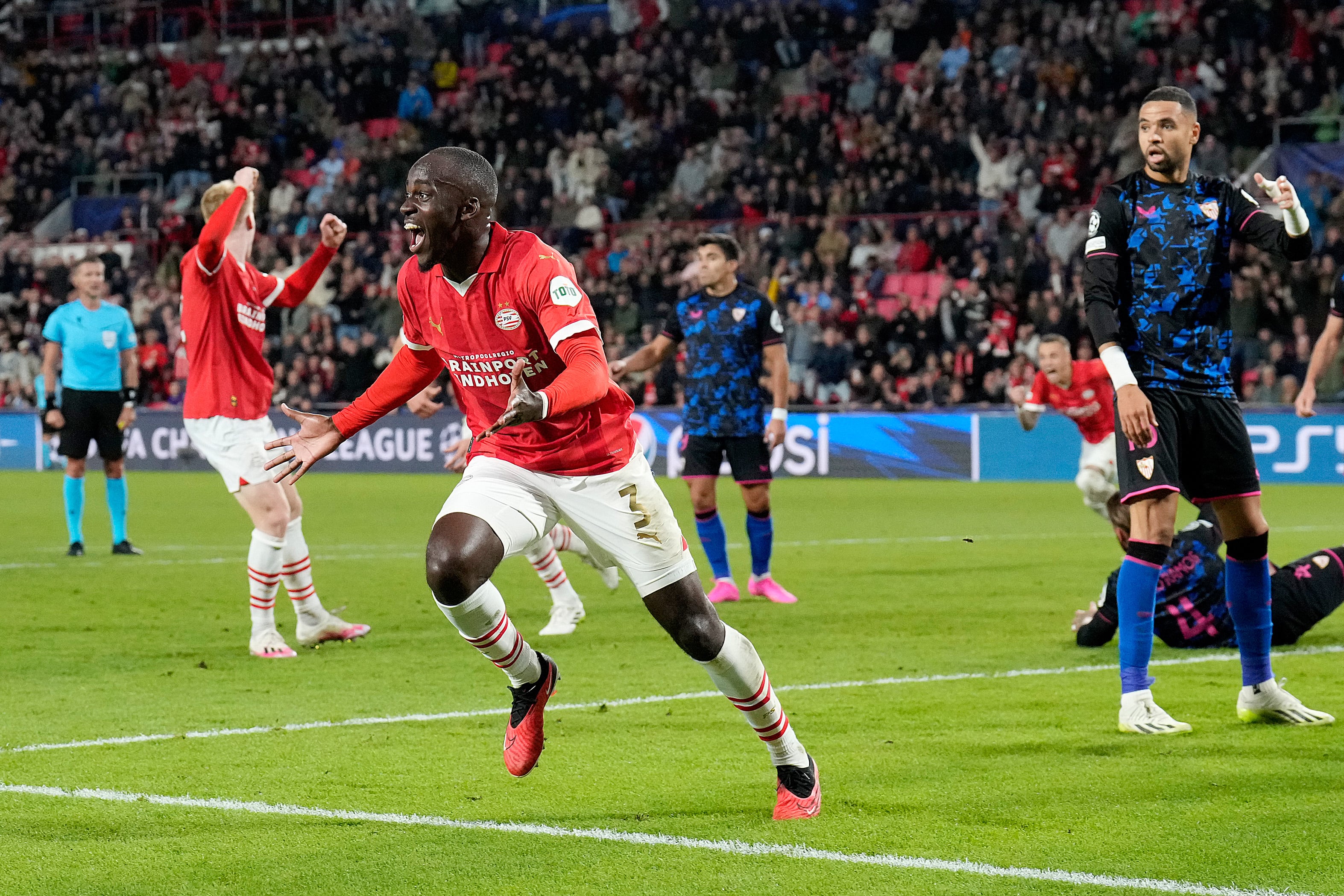 Jordan Teze anota el tanto del empate para el PSV Eindhoven ante el Sevilla (Photo by Photo Prestige/Soccrates/Getty Images)