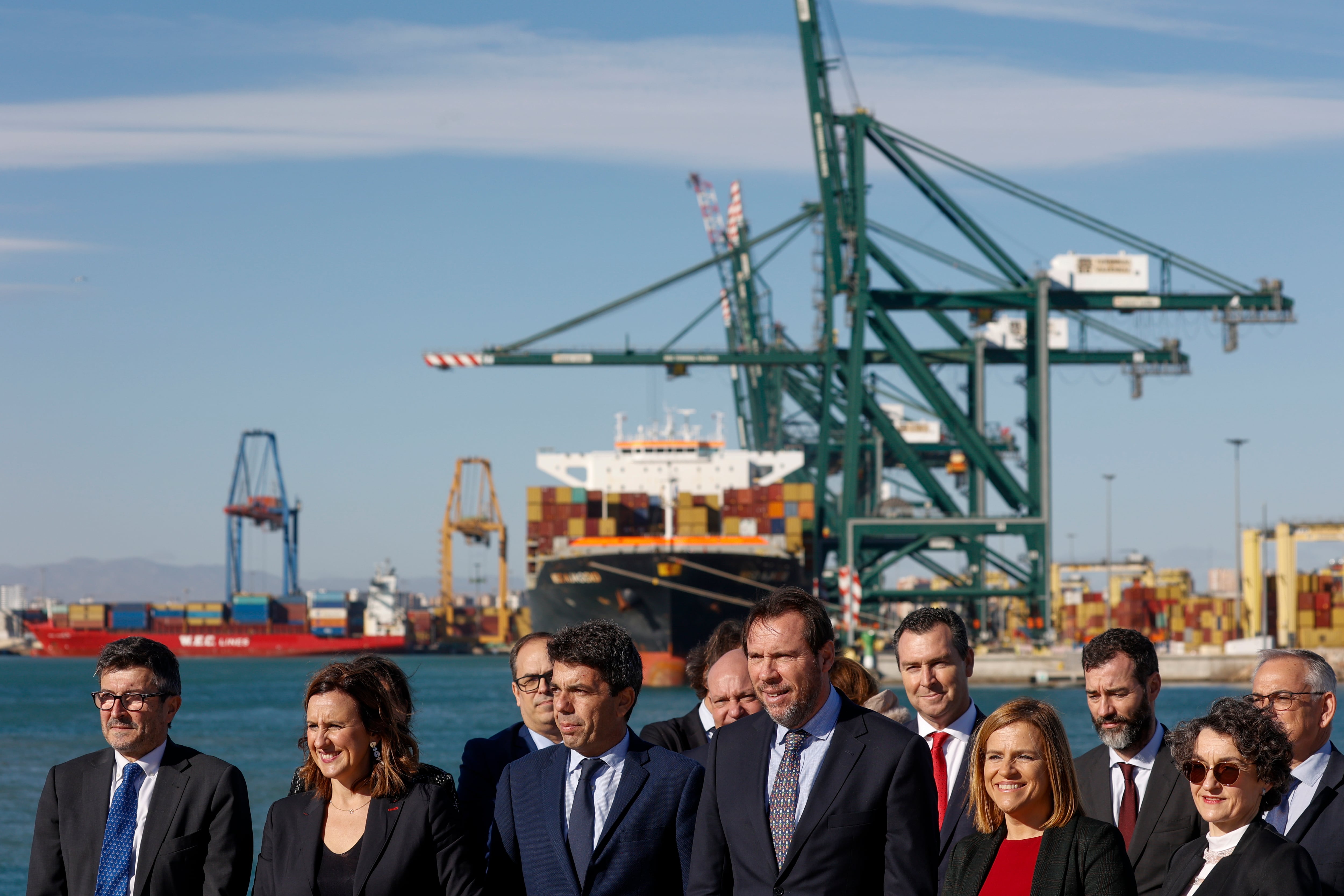 El ministro de Transportes, Óscar Puente, el president de la Generalitat, Carlos Mazón (3º i), la delegada del Gobierno, Pilar Bernabé (2ª d), la alcaldesa de Valencia, María José Catalá (2ª i), y la presidenta de la Autoridad Portuaria, Mar Chao (d), durante su visita al Puerto de València. EFE/Biel Aliño