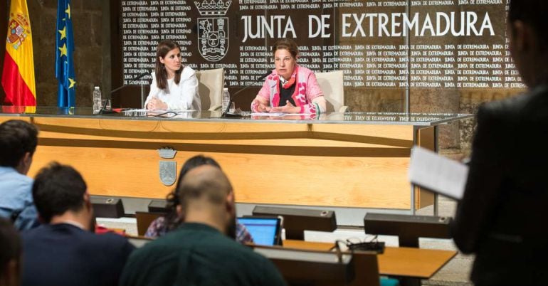 Isabel Gil Rosiña portavoz de la Junta de Extremadura, Pilar Blanco-Morales consejera de Hacienda