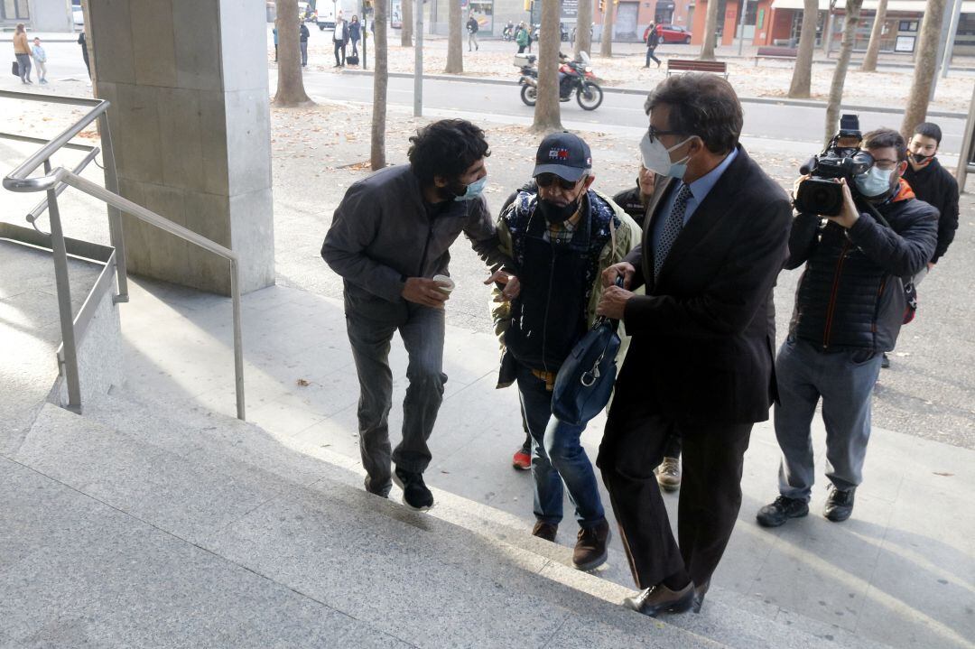 L'entrada del professor als jutjats