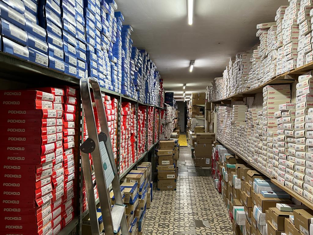 Jarlins cuenta con un amplio surtido de más de 100.000 referencias de lencería, mercería y confección