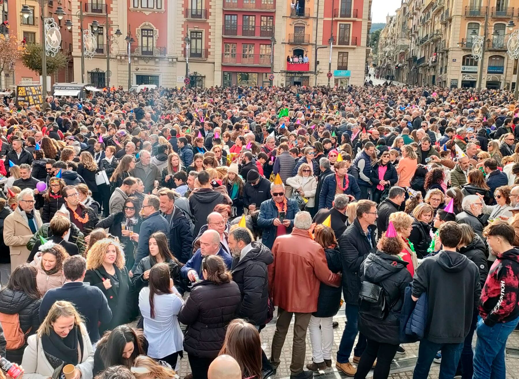 La Plaça d'Espanya s'ha omplit de públic de totes les edats cap al migdia del 31 de desembre