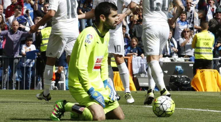 Riesgo, triste tras recibir uno de los goles en el Bernabéu.